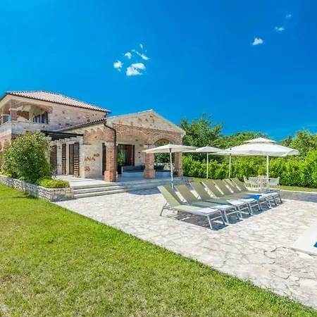 Sleeps 9 Pool Air Con Wifi *