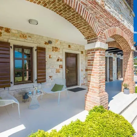 Sleeps 9 Pool Air Con Wifi * Jakici