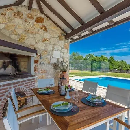 Villa Sleeps 9 Pool Air Con Wifi Jakici