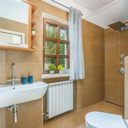 Sleeps 9 Pool Air Con Wifi * Jakici