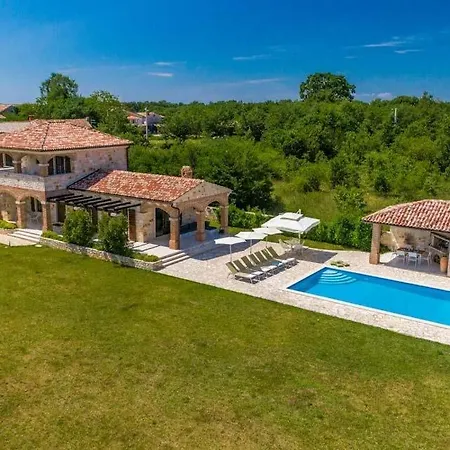 Sleeps 9 Pool Air Con Wifi Jakici