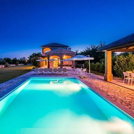 Sleeps 9 Pool Air Con Wifi Villa *