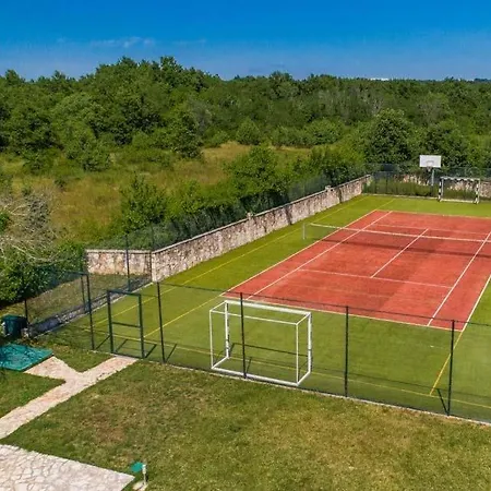 Sleeps 9 Pool Air Con Wifi * Jakici