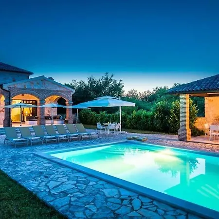 Villa Sleeps 9 Pool Air Con Wifi *