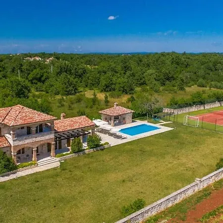 Villa Sleeps 9 Pool Air Con Wifi Jakici