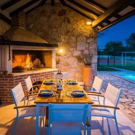 Sleeps 9 Pool Air Con Wifi Villa