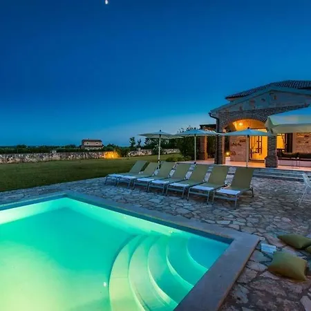 Sleeps 9 Pool Air Con Wifi