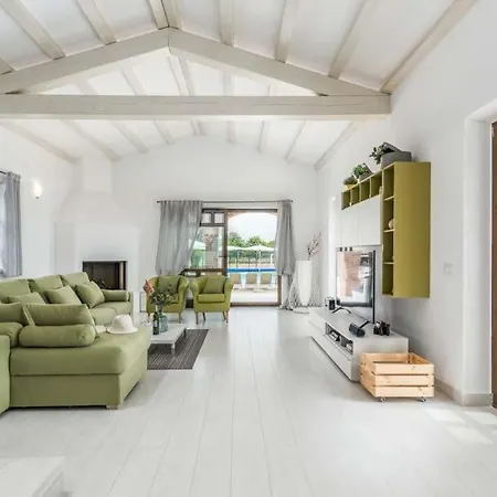 Sleeps 9 Pool Air Con Wifi Villa Jakici